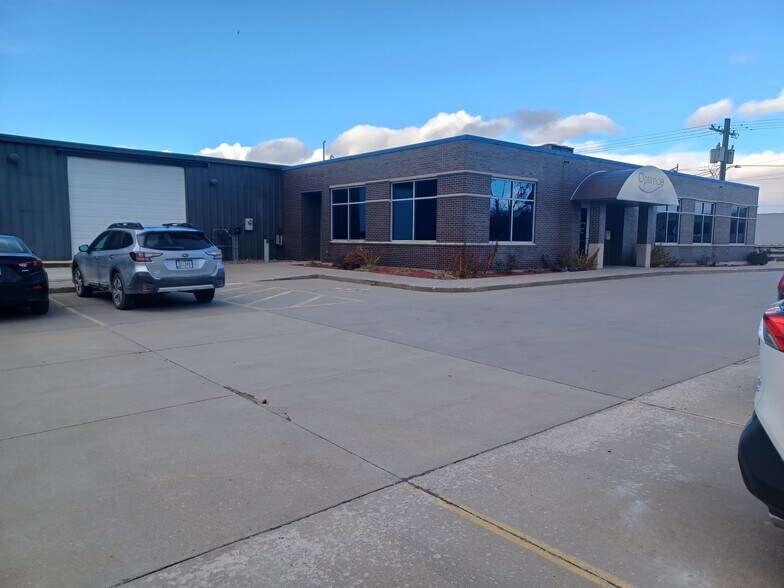 883 Shaver Rd NE, Cedar Rapids, IA à louer - Photo du bâtiment - Image 2 de 66