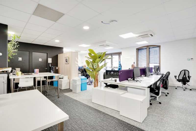 Office in Neuilly-sur-Seine for lease - Building Photo - Image 3 of 14