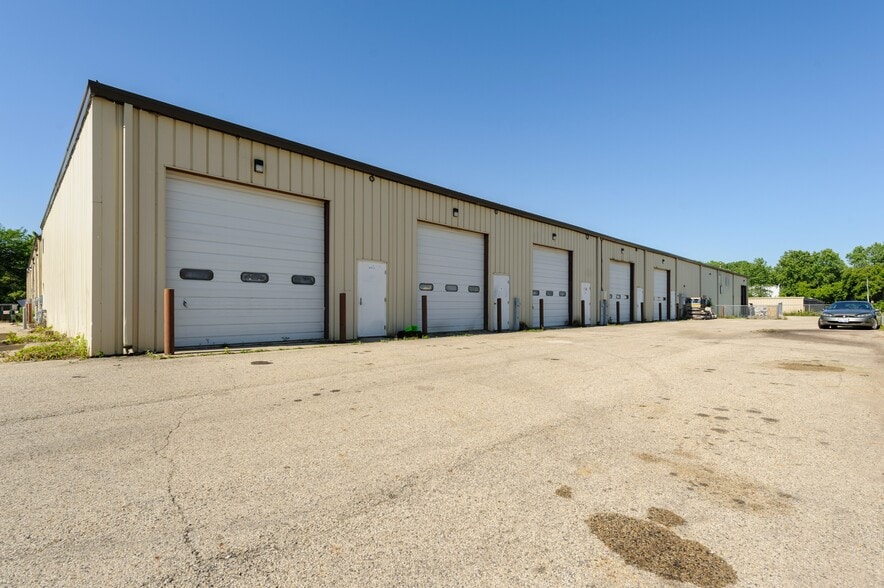 2404 Spring Ridge Rd, Spring Grove, IL for lease - Building Photo - Image 1 of 14