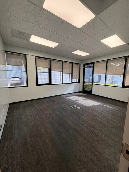 5142 Clareton Dr, Agoura Hills, CA à louer - Photo du bâtiment - Image 3 de 9