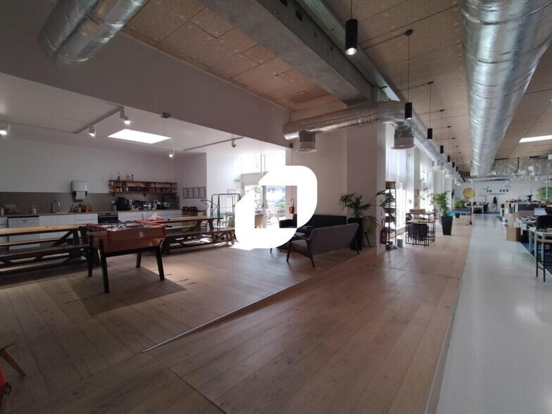 Office in Montreuil for lease - Building Photo - Image 2 of 15