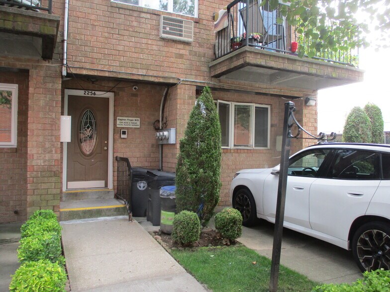 2256 Hendrickson St, Brooklyn, NY à louer - Photo du bâtiment - Image 2 de 11