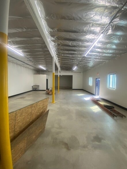 8026 Freestone Ave, Santa Fe Springs, CA for lease - Building Photo - Image 3 of 11