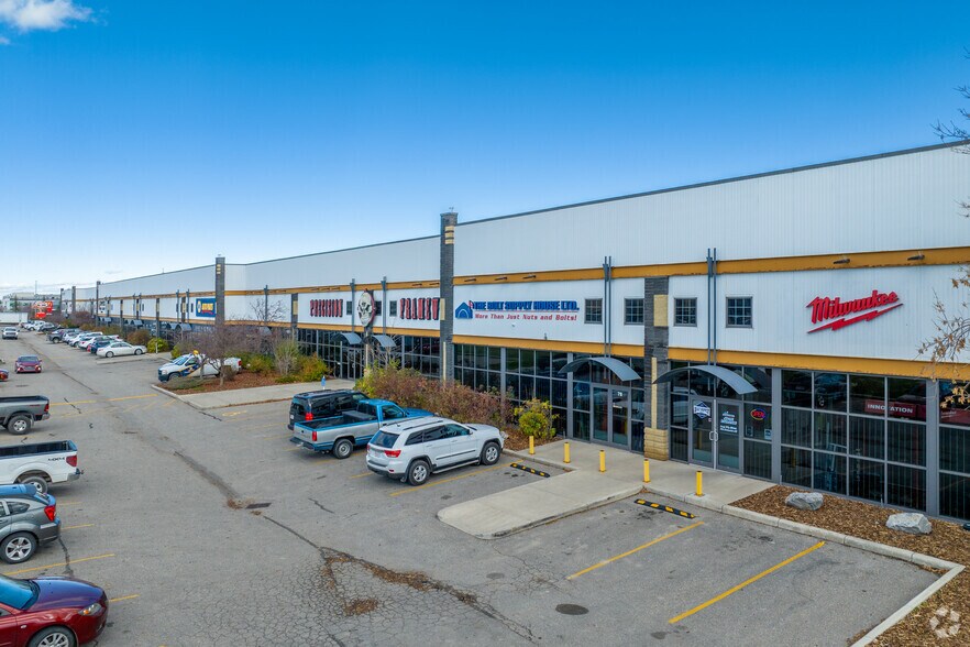 5329 72nd Ave SE, Calgary, AB à louer - Photo du bâtiment - Image 2 de 9