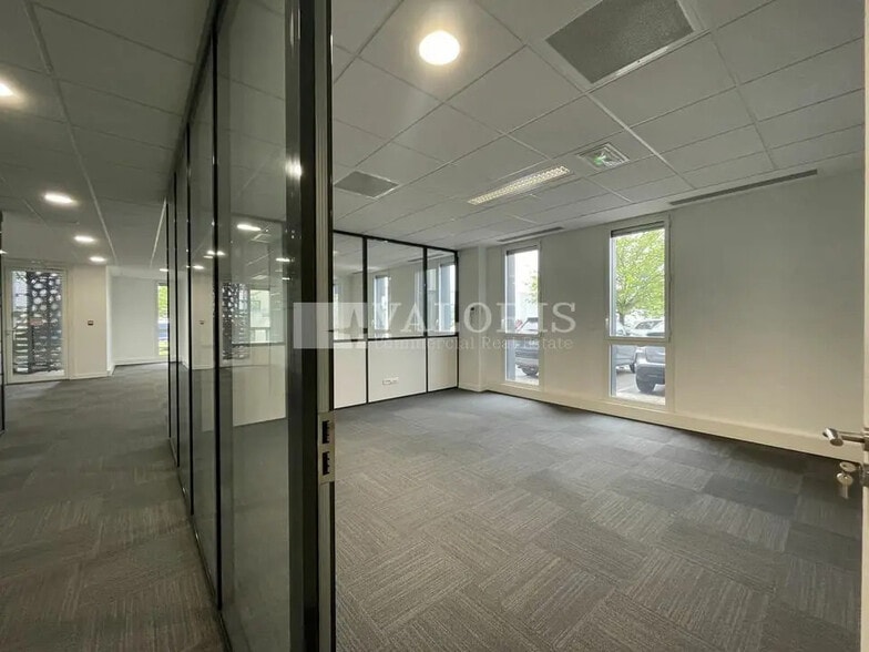 Office in Pusignan for lease - Interior Photo - Image 2 of 5