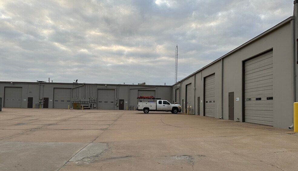 10404 E 55th Pl, Tulsa, OK à louer - Photo du bâtiment - Image 2 de 7