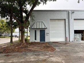 2696 NW 31st Ave, Lauderdale Lakes, FL à louer Photo du bâtiment- Image 1 de 7