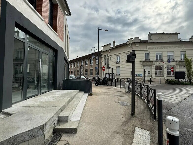 Retail in Antony for sale - Building Photo - Image 2 of 8