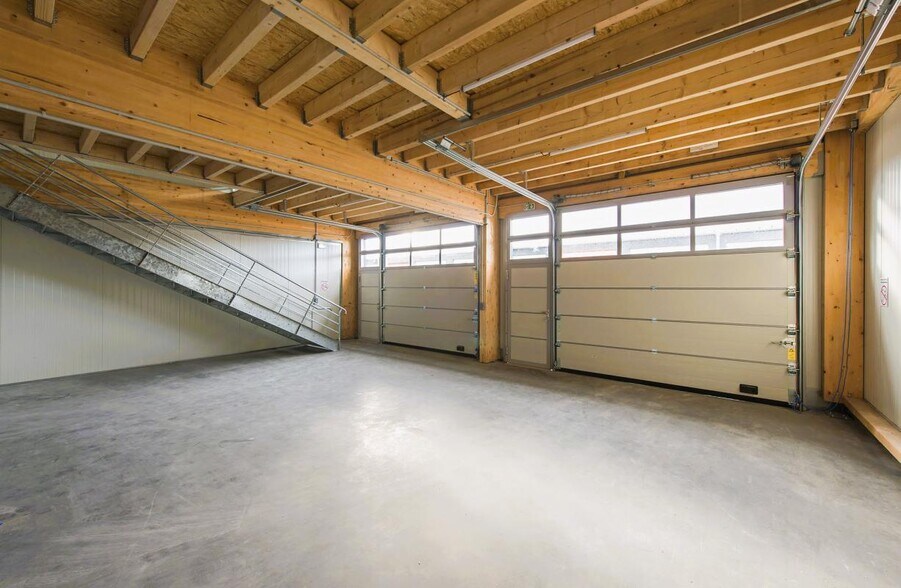 Flex in Halluin for lease - Building Photo - Image 2 of 12