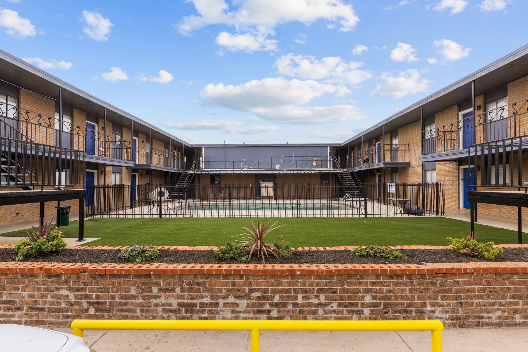 Houston Arms & Sierra Blanca portefeuille de 2 propriétés à vendre sur LoopNet.ca Photo du bâtiment- Image 1 de 15