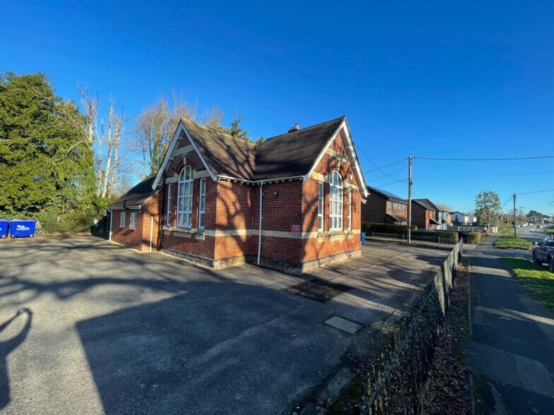 Southampton Rd, Cadnam à louer - Photo du bâtiment - Image 2 de 3