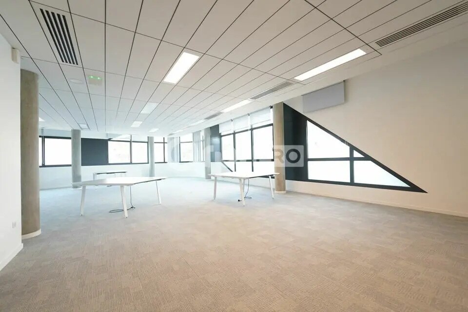 Office in Champagne-au-Mont-d'Or for lease Interior Photo- Image 1 of 8