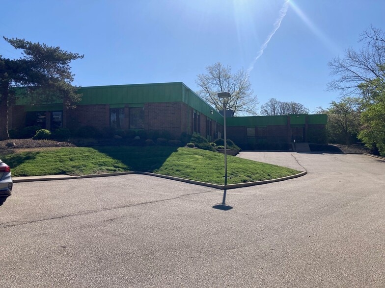 7830 Freeway Cir, Middleburg Heights, OH à vendre - Photo du bâtiment - Image 3 de 4