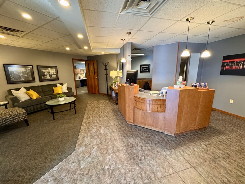 8150 Excelsior Dr, Madison, WI for sale - Building Photo - Image 3 of 11