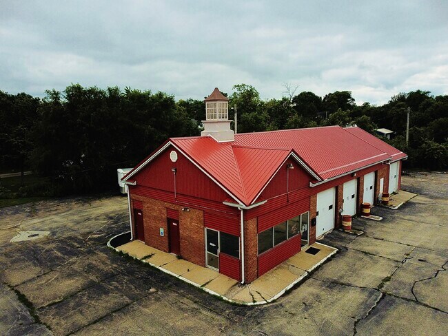 Plus de détails pour 301 S Chestnut St, Le Roy, IL - Commerce de détail à vendre