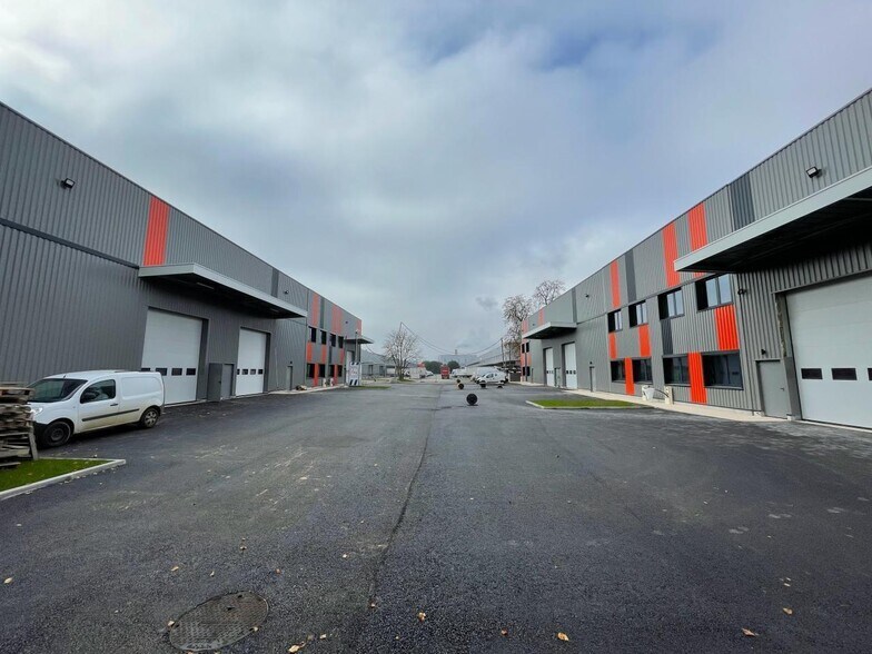 Flex in Le Petit-Quevilly for lease - Building Photo - Image 3 of 16