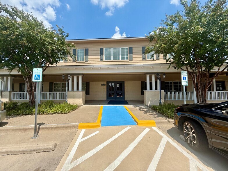 2421 Ira E Woods Ave, Grapevine, TX à vendre - Photo du bâtiment - Image 2 de 9