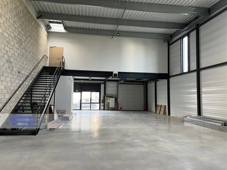 Flex in Éragny for lease - Interior Photo - Image 2 of 59