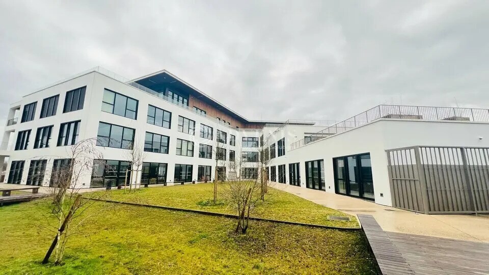 Office in Pessac for lease - Building Photo - Image 1 of 12