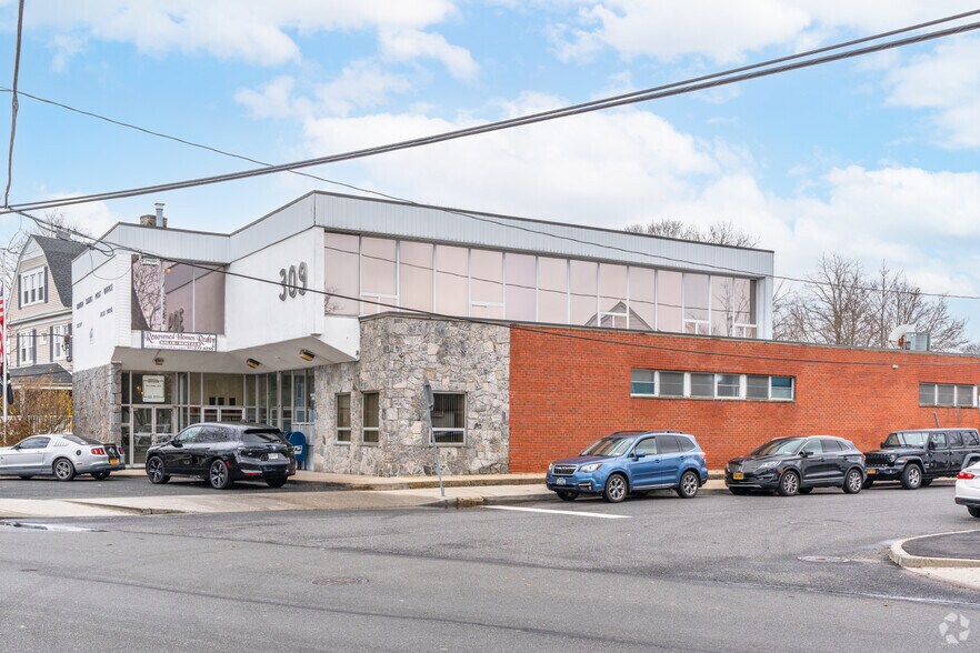 309 Main St, Islip, NY à louer - Photo du bâtiment - Image 3 de 9