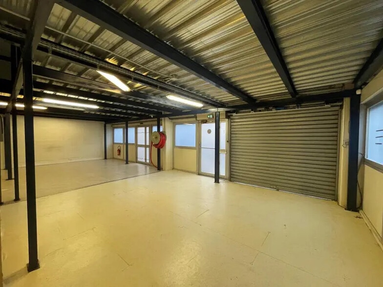 Local d'activités dans Montigny-le-Bretonneux à vendre - Photo intérieure - Image 2 de 8