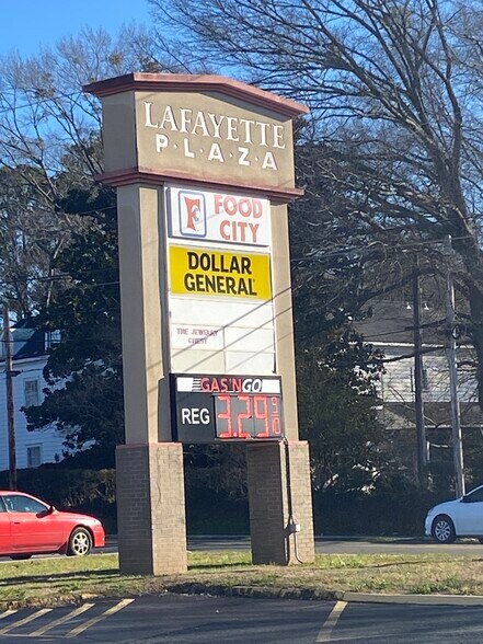 311 N Main St, LaFayette, GA à louer - Photo du bâtiment - Image 2 de 6