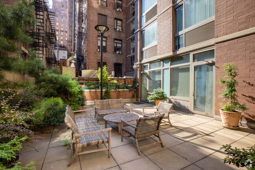 121 E 23rd St, New York, NY à louer - Photo du bâtiment - Image 2 de 12