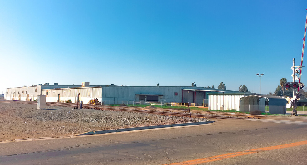 10555 Iona Ave, Hanford, CA for lease - Building Photo - Image 1 of 5