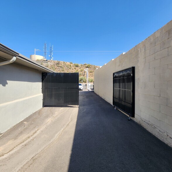 8227 E Apache Trl, Mesa, AZ à louer - Photo du bâtiment - Image 2 de 9