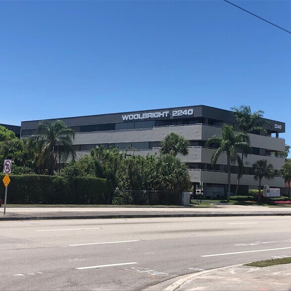 2240 W Woolbright Rd, Boynton Beach, FL à louer - Photo du bâtiment - Image 2 de 11