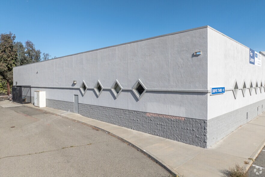8015 Limonite Ave, Jurupa Valley, CA à louer - Photo du bâtiment - Image 3 de 4