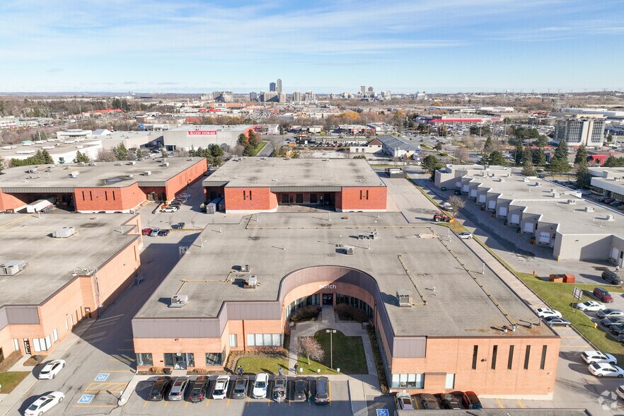 802 Cochrane Dr, Markham, ON à louer - Photo du bâtiment - Image 2 de 3