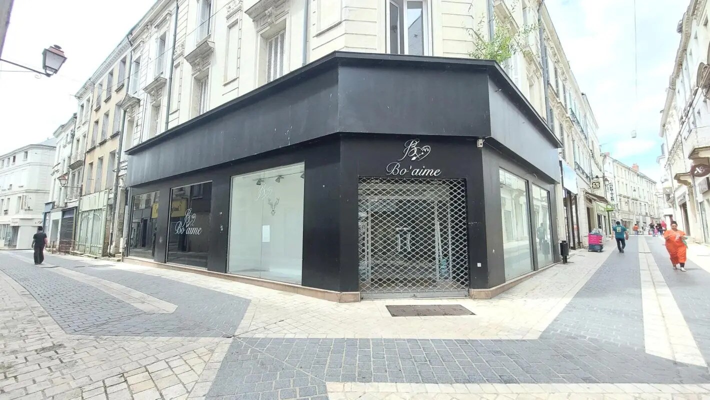 Commerce de détail dans Châtellerault à louer Photo du bâtiment- Image 1 de 6