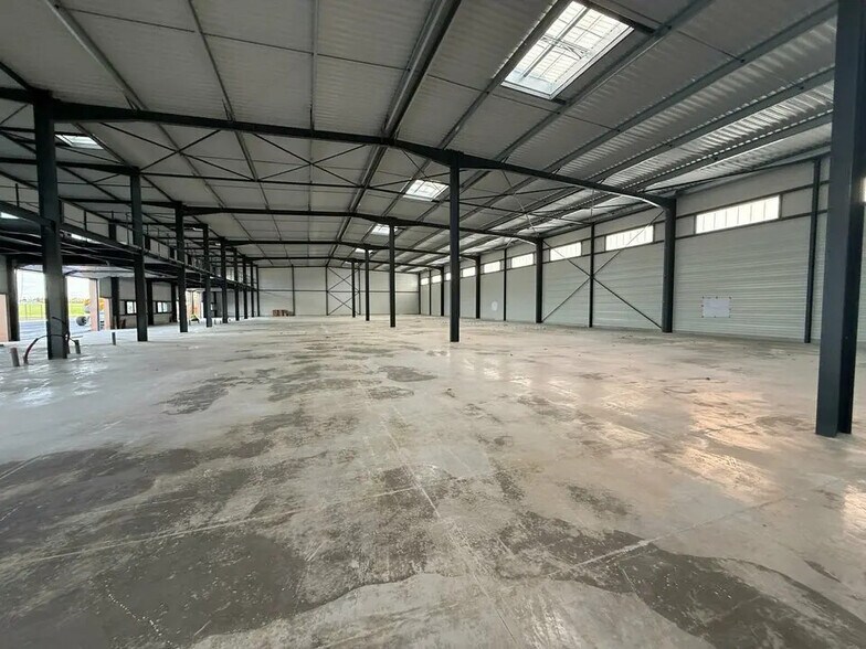 Flex in Viarmes for lease - Building Photo - Image 3 of 9