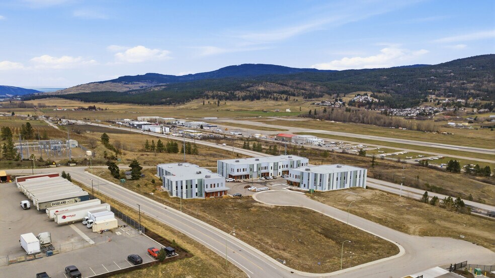 2180 Optic Crt, Kelowna, BC à vendre - Photo du bâtiment - Image 2 de 4