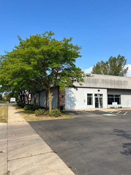 815 N Main St, Oregon, WI à louer - Photo du bâtiment - Image 2 de 12