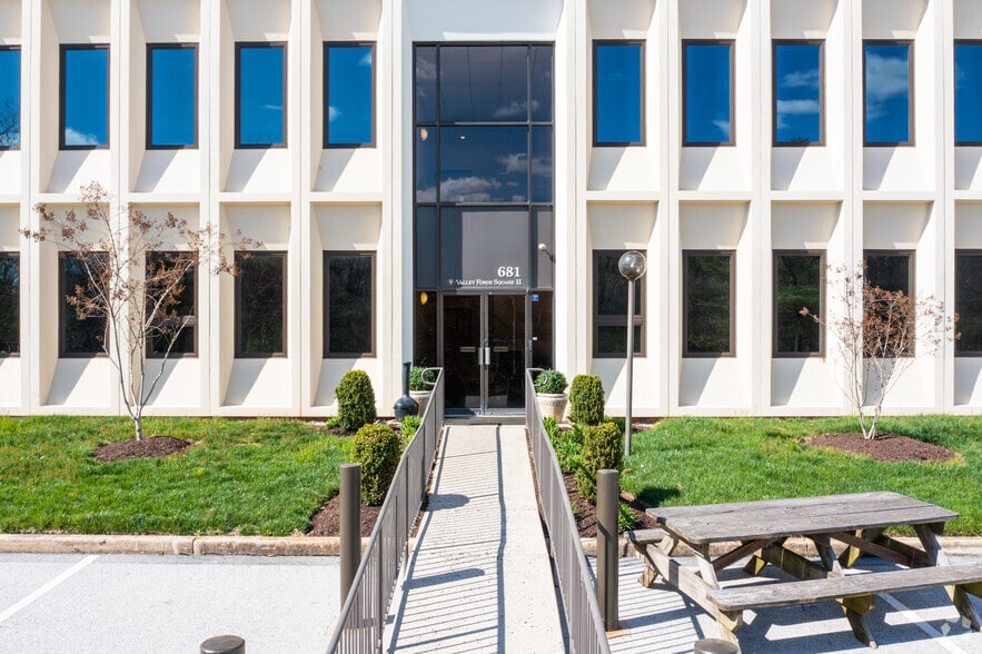 681 Moore Rd, King Of Prussia, PA for lease - Building Photo - Image 2 of 22