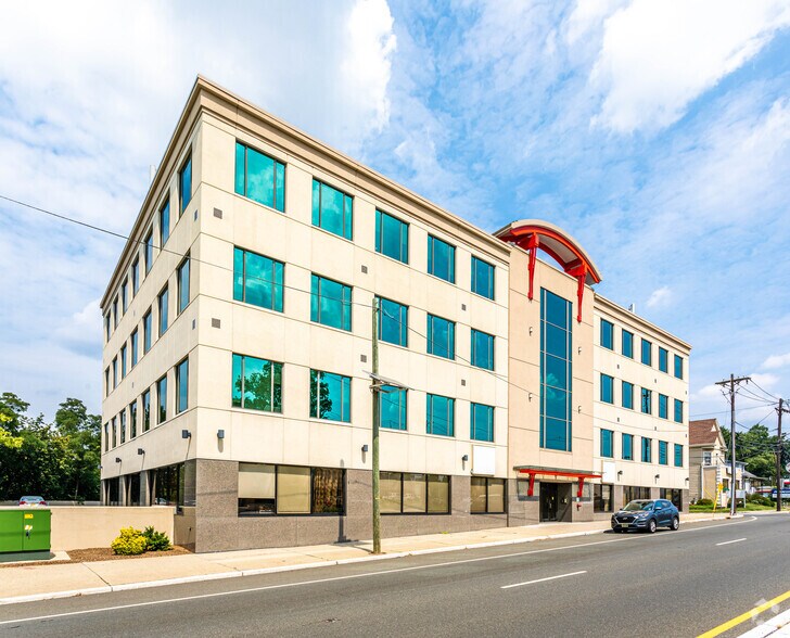 1 Broadway, Elmwood Park, NJ à louer - Photo du bâtiment - Image 3 de 7