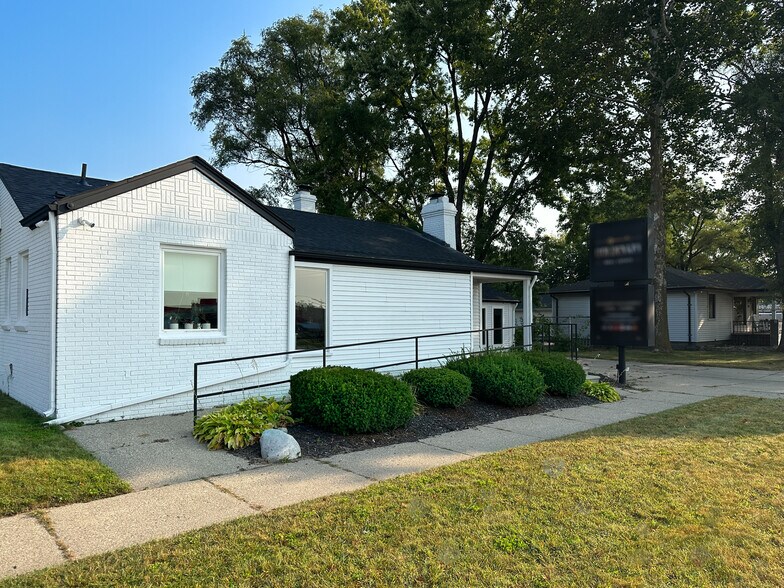 305 E Maple Rd, Troy, MI à vendre - Photo du bâtiment - Image 2 de 18