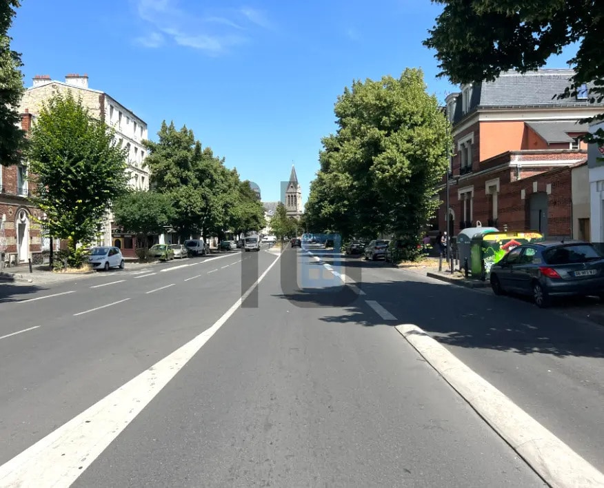 Retail in Saint-Denis for lease Building Photo- Image 1 of 3