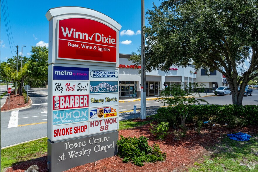 27327-27424 Wesley Chapel Blvd, Wesley Chapel, FL à louer - Photo du bâtiment - Image 2 de 8