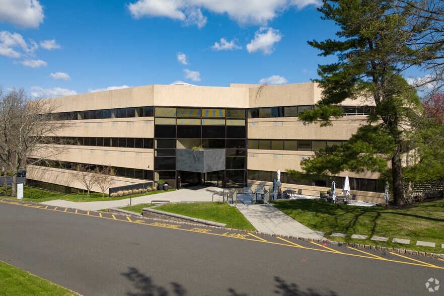 300 Executive Dr, West Orange, NJ for sale - Primary Photo - Image 1 of 16