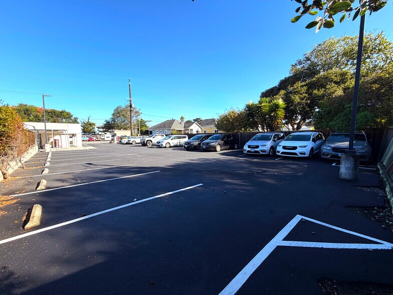 1178 Del Monte Ave, Monterey, CA à vendre - Photo du bâtiment - Image 3 de 9