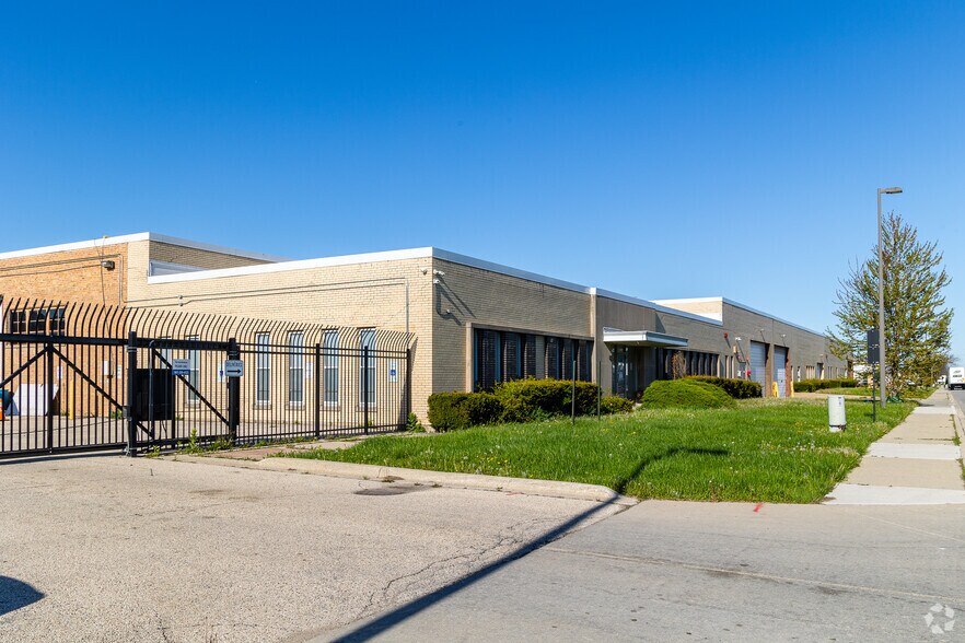 2400-2440 Greenleaf Ave, Elk Grove Village, IL à louer - Photo du bâtiment - Image 1 de 6