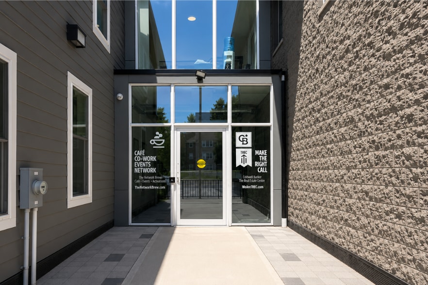 431 Davis Dr, Newmarket, ON à louer - Photo du bâtiment - Image 2 de 10