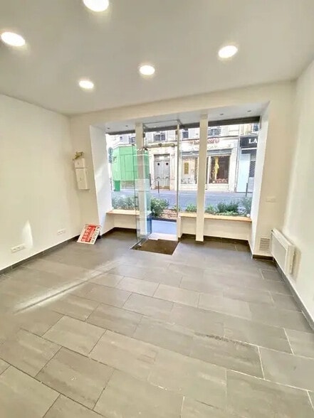 Retail in Paris for lease - Interior Photo - Image 3 of 6