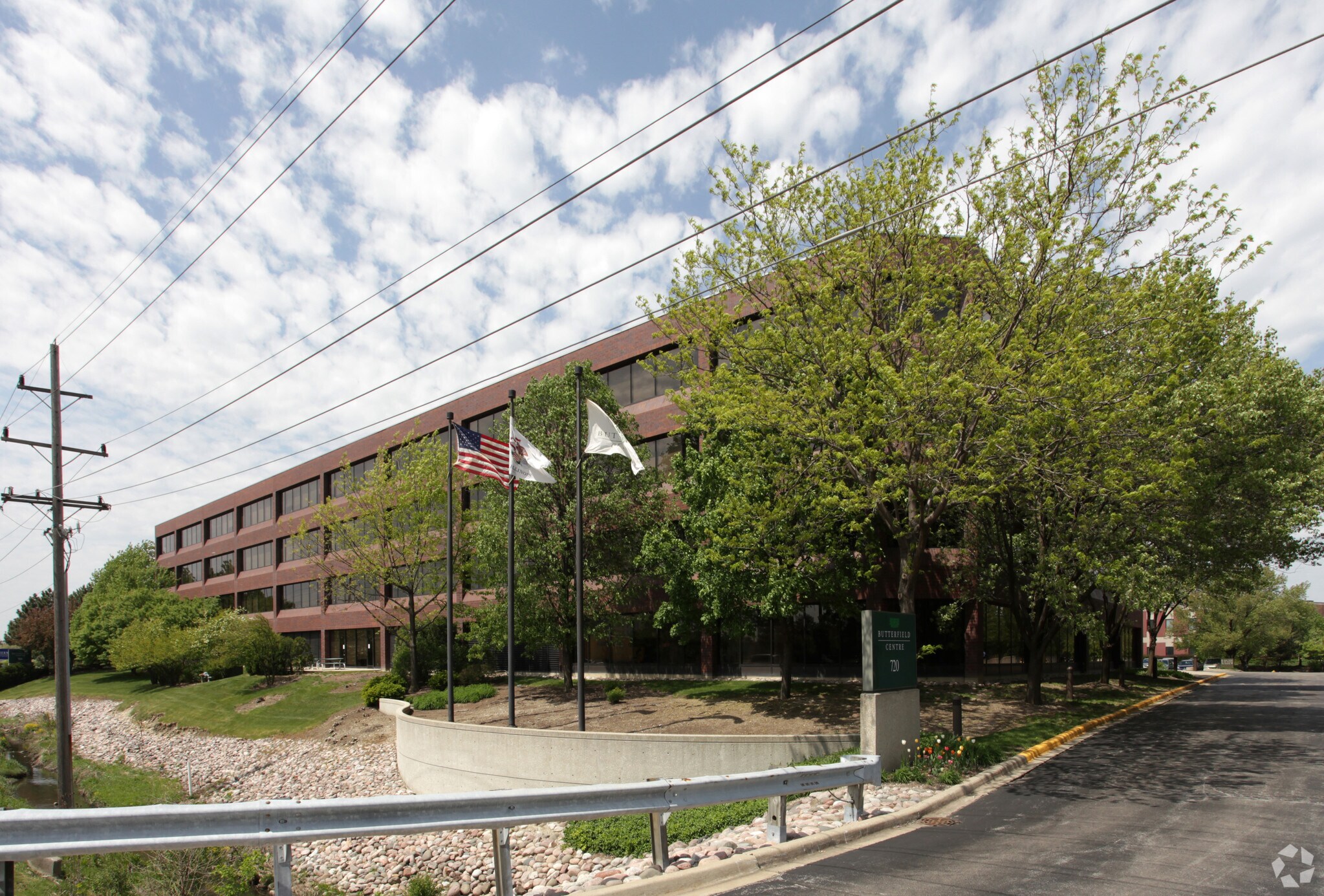 700 E Butterfield Rd, Lombard, IL à louer Photo principale- Image 1 de 9