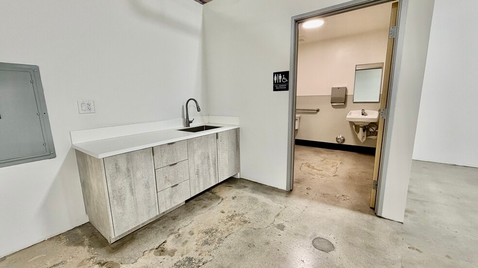 18320-18330 Oxnard St, Tarzana, CA for lease - Building Photo - Image 3 of 23