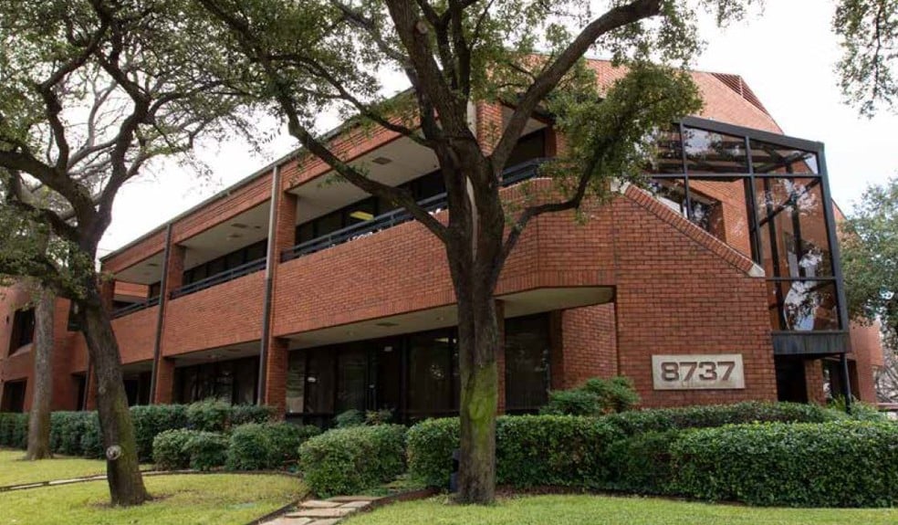 8737 King George Dr, Dallas, TX à louer - Photo du bâtiment - Image 1 de 11