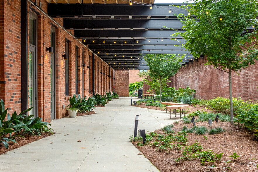 96 E Catawba St, Belmont, NC à louer - Photo du bâtiment - Image 3 de 16